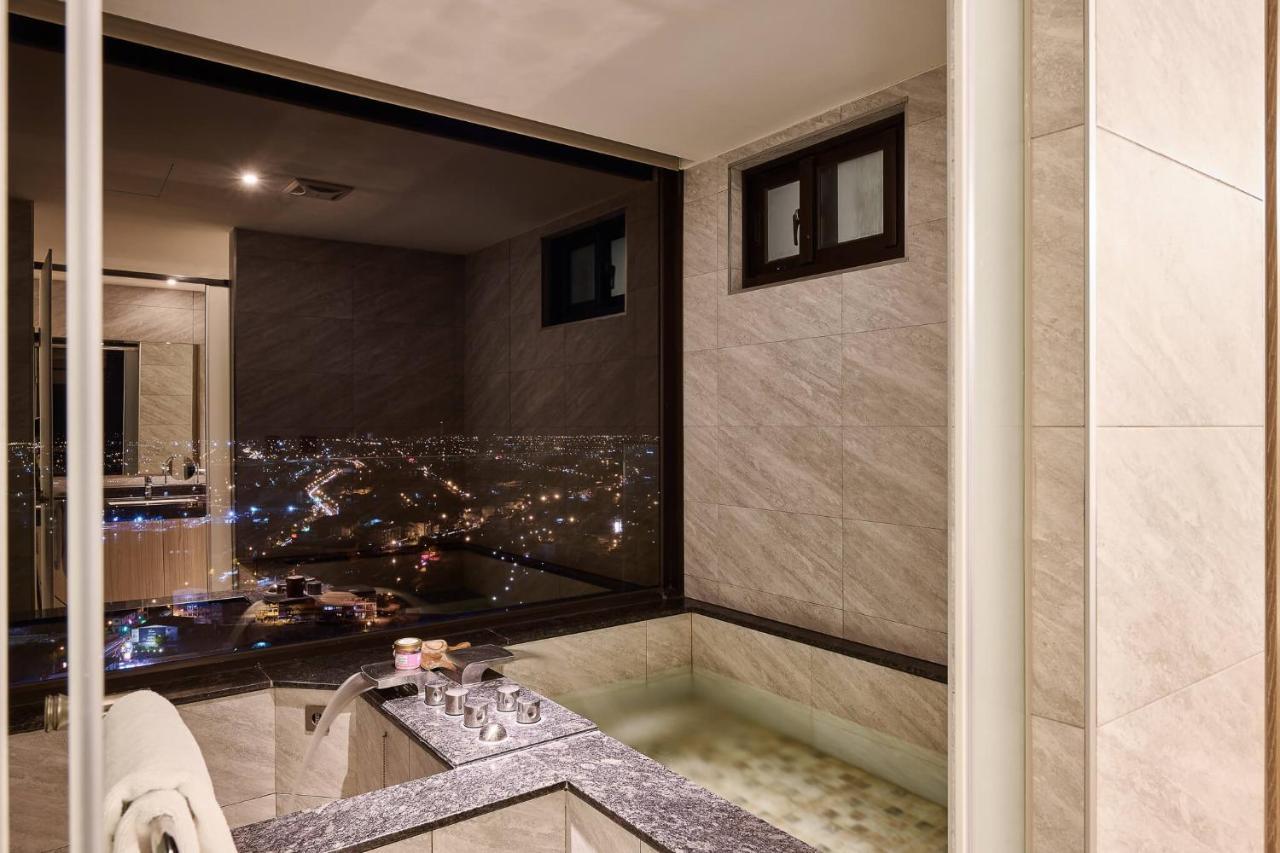 Cuncyue Hot Spring Resort Lotung Kültér fotó Bathroom with a view
