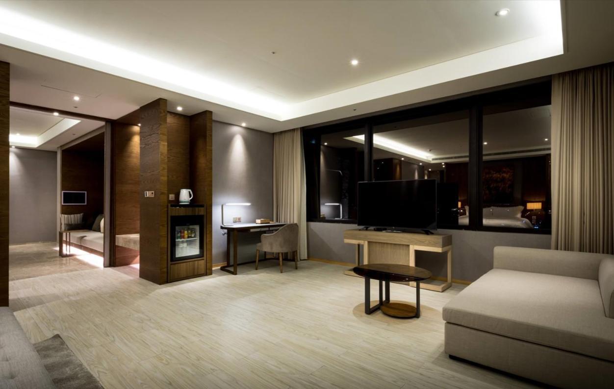 Cuncyue Hot Spring Resort Lotung Szoba fotó A suite at the hotel
