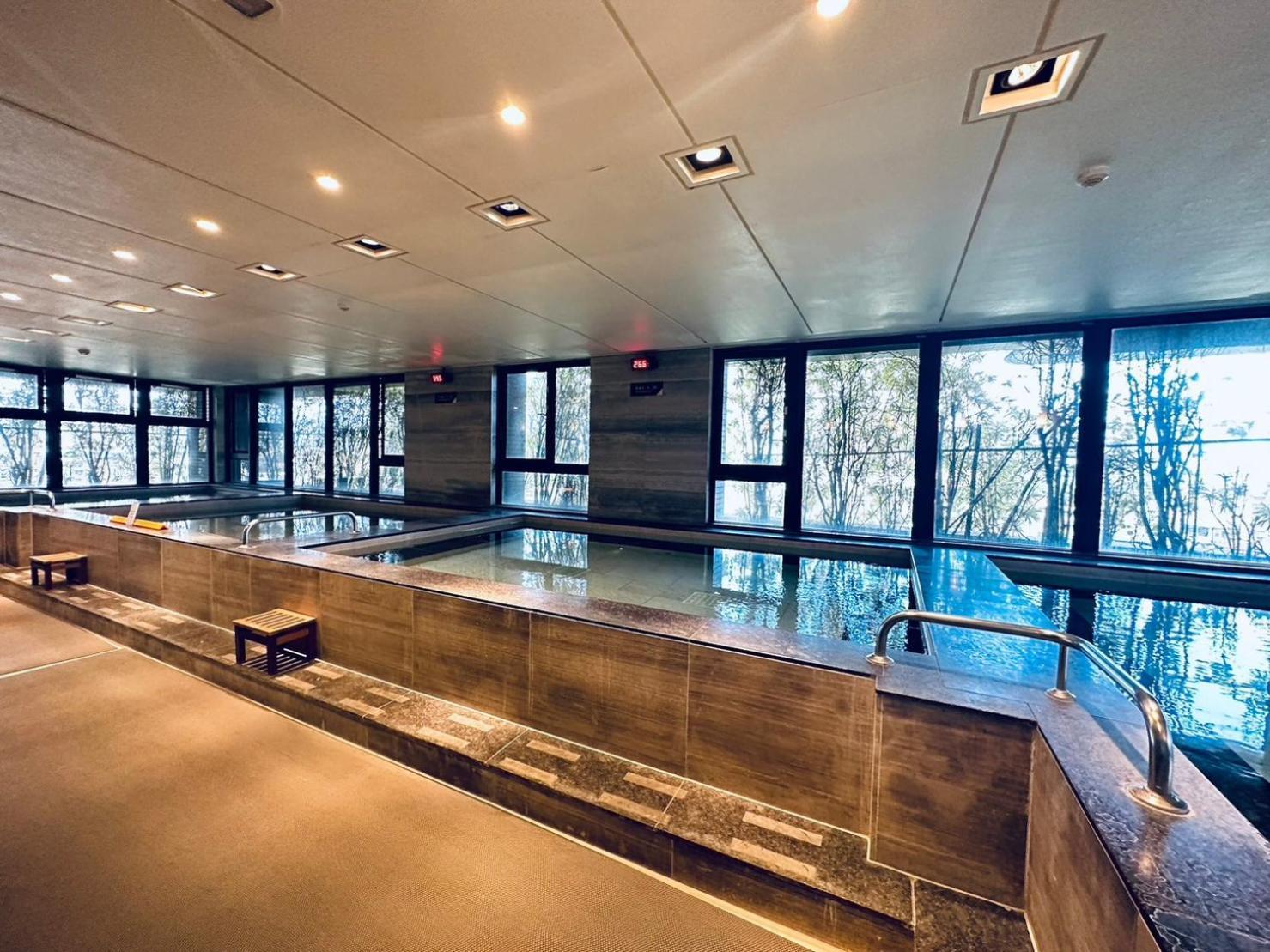 Cuncyue Hot Spring Resort Lotung Kültér fotó A modern onsen in Tokyo