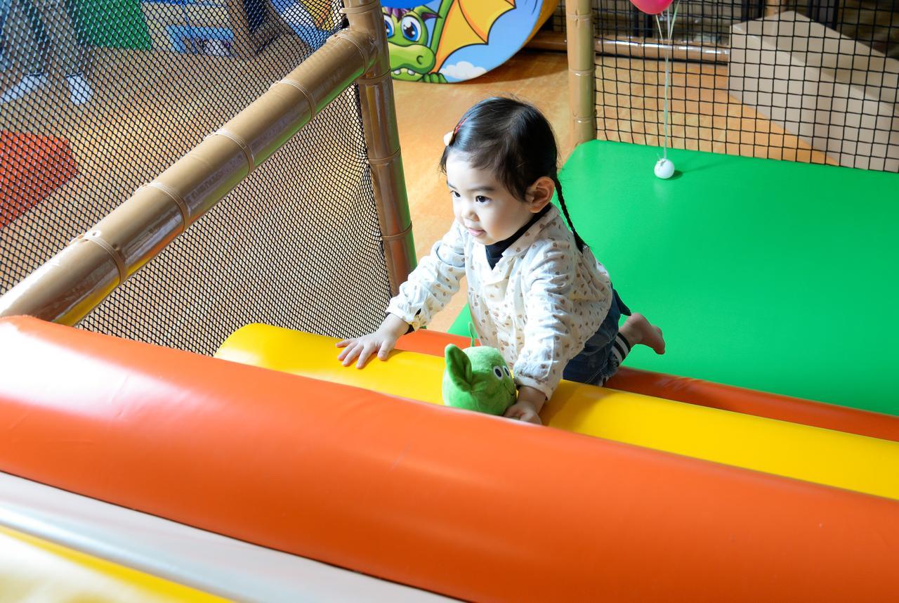 Cuncyue Hot Spring Resort Lotung Kültér fotó A child playing at a playground