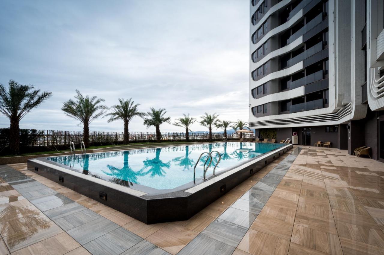 Cuncyue Hot Spring Resort Lotung Kültér fotó The swimming pool